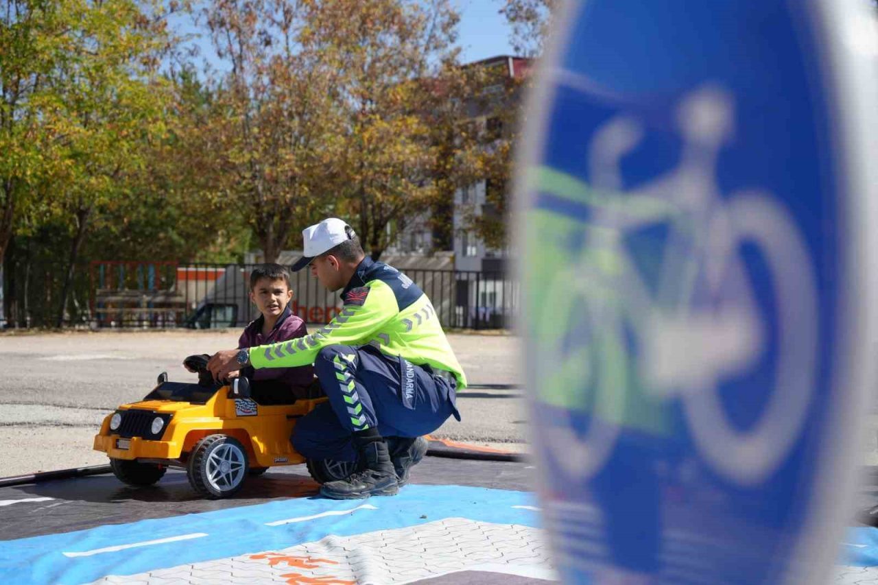 Bayburt İl Jandarma Komutanlığı Trafik Kısım Amirliği ekiplerince, Maden İlkokulu