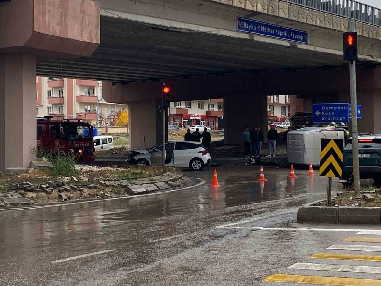 Bayburt’ta trafik kazası meydana geldi. Kazada, 3 kişi yaralandı. Edinilen