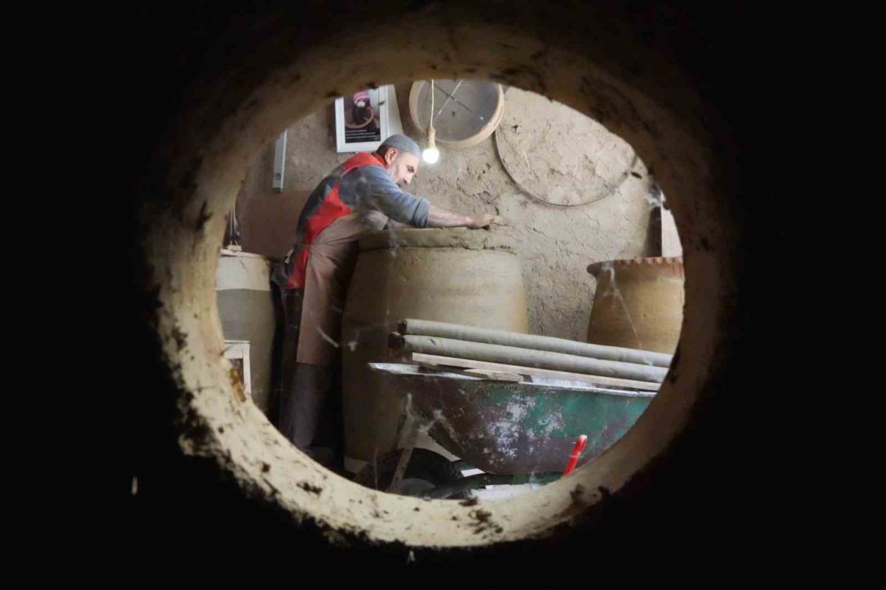 Bayburt’ta çamura şekil vererek tandır üreten 57 yaşındaki kentin son