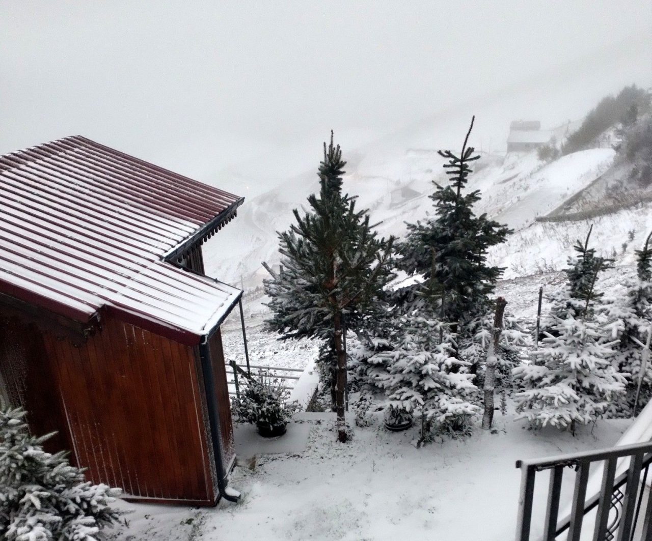 Bayburt’un yüksek kesimlerine ekim ayının 13’ünde kar yağdı. Yaylalar beyaz