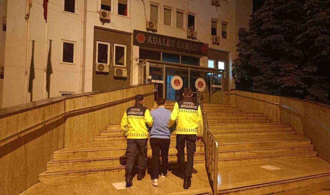 Kocaeli’de trafikte tehlikeli hareketler yaparak, içerisinde bebek ve çocuğun bulunduğu