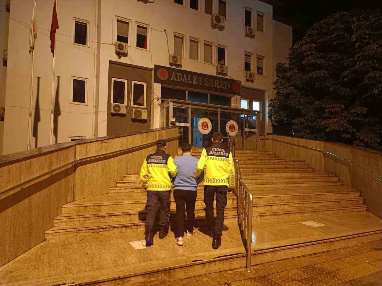 Kocaeli’de trafikte tehlikeli hareketler yaparak, içerisinde bebek ve çocuğun bulunduğu