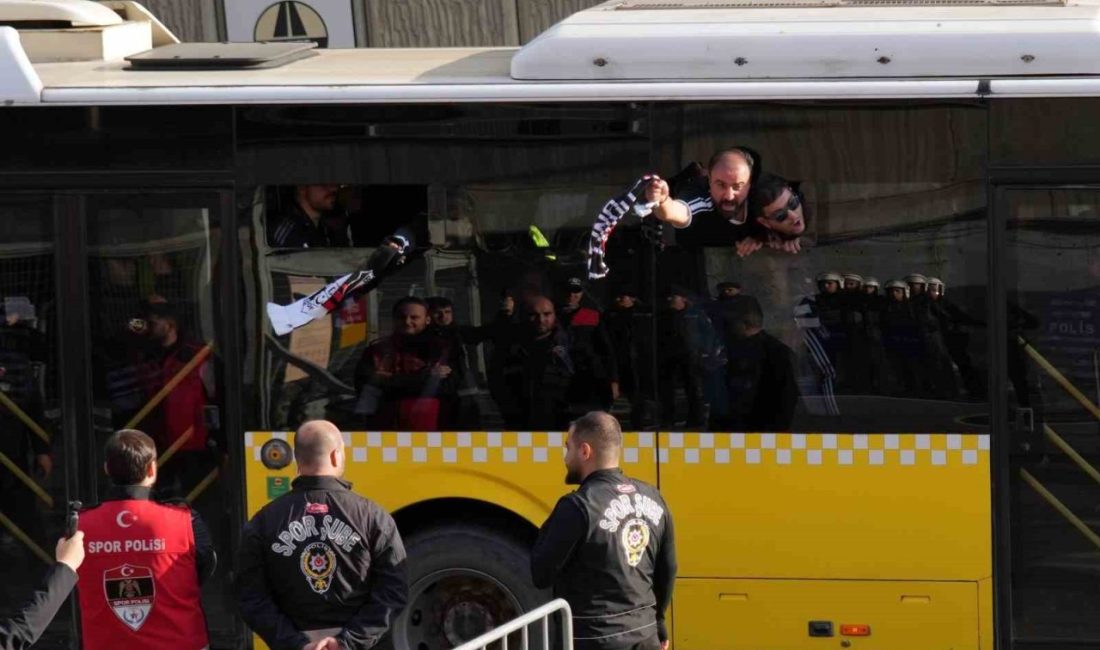 Galatasaray derbisini stadyumda takip edecek Beşiktaş taraftarı, RAMS Park’a geldi.