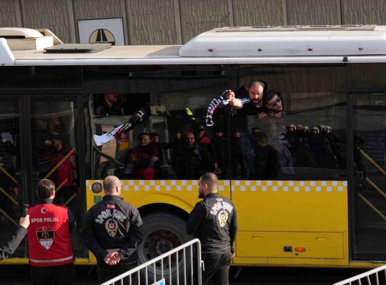 Galatasaray derbisini stadyumda takip edecek Beşiktaş taraftarı, RAMS Park’a geldi.