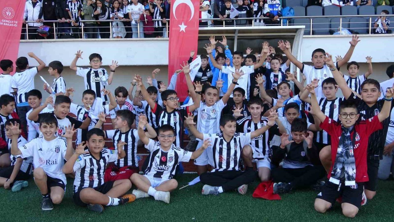 Beşiktaş U17 Takımı ‘Can Cana Tunceli’ etkinlikleri kapsamında Tunceli’de vatandaş
