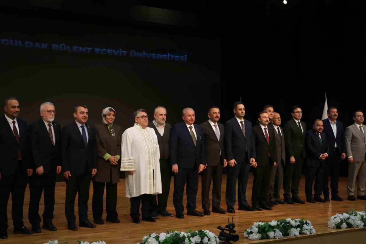 Zonguldak Bülent Ecevit Üniversitesi (BEUN) Akademik Yıl açılış töreninde konuşan