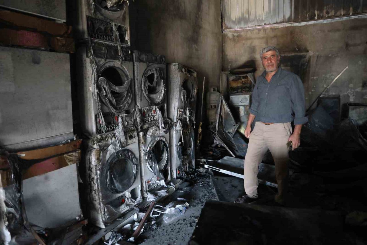 Hatay’da esnaf Mithat Uslu’ya ait beyaz eşya bayisinde çıkan yangında