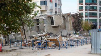 Kocaeli’nin Gebze ilçesinde devrilen binada ekipler tarafından incelemeler sürerken, boşaltılan