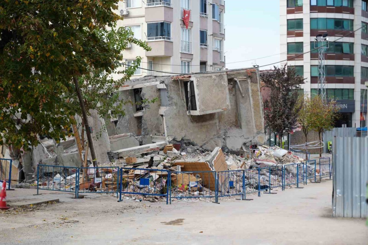 Kocaeli’nin Gebze ilçesinde devrilen binada ekipler tarafından incelemeler sürerken, boşaltılan