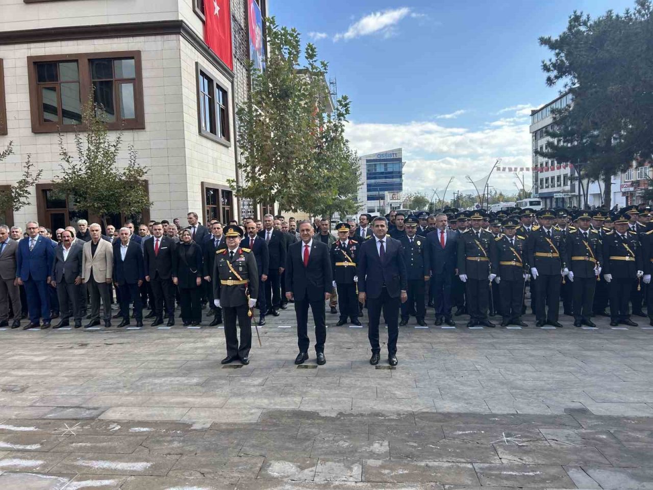 Türkiye Cumhuriyeti’nin kuruluşunun 102. yıl dönümü etkinlikleri, Bingöl’de Atatürk Anıtı’na