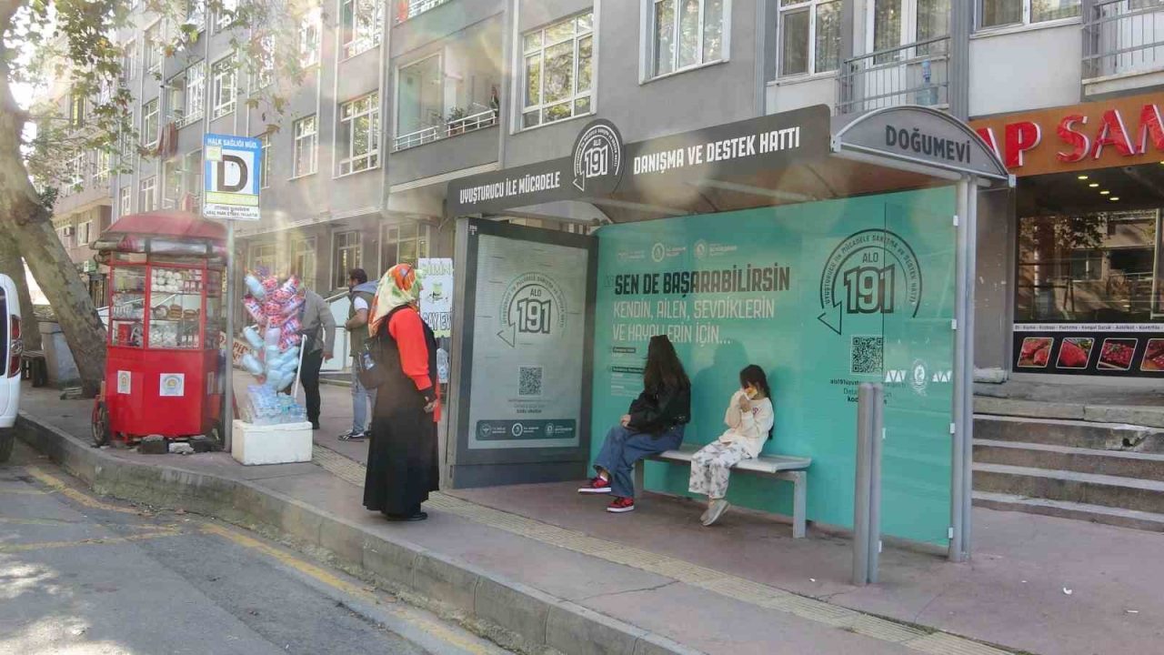 Samsun’da otobüs durakları bağımlılıkla mücadele temasıyla yeniden tasarlandı. Her biri