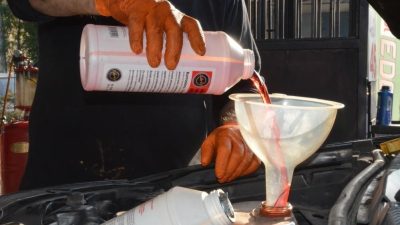 Erzincan’da hava sıcaklıklarının düşmesiyle birlikte sürücüler, araçlarının kışlık bakımlarını yaptırmak