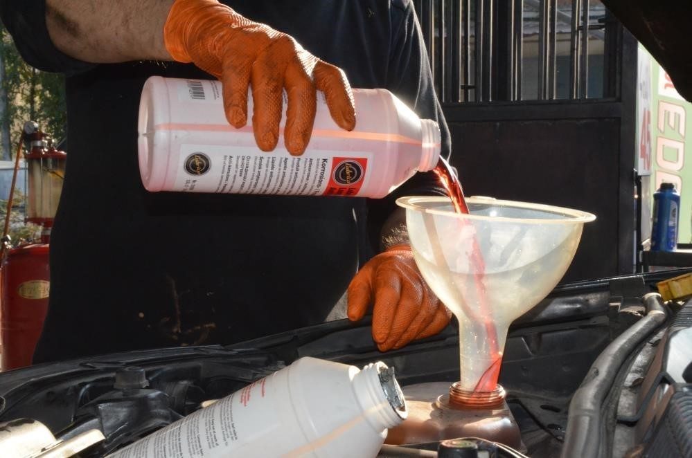 Erzincan’da hava sıcaklıklarının düşmesiyle birlikte sürücüler, araçlarının kışlık bakımlarını yaptırmak