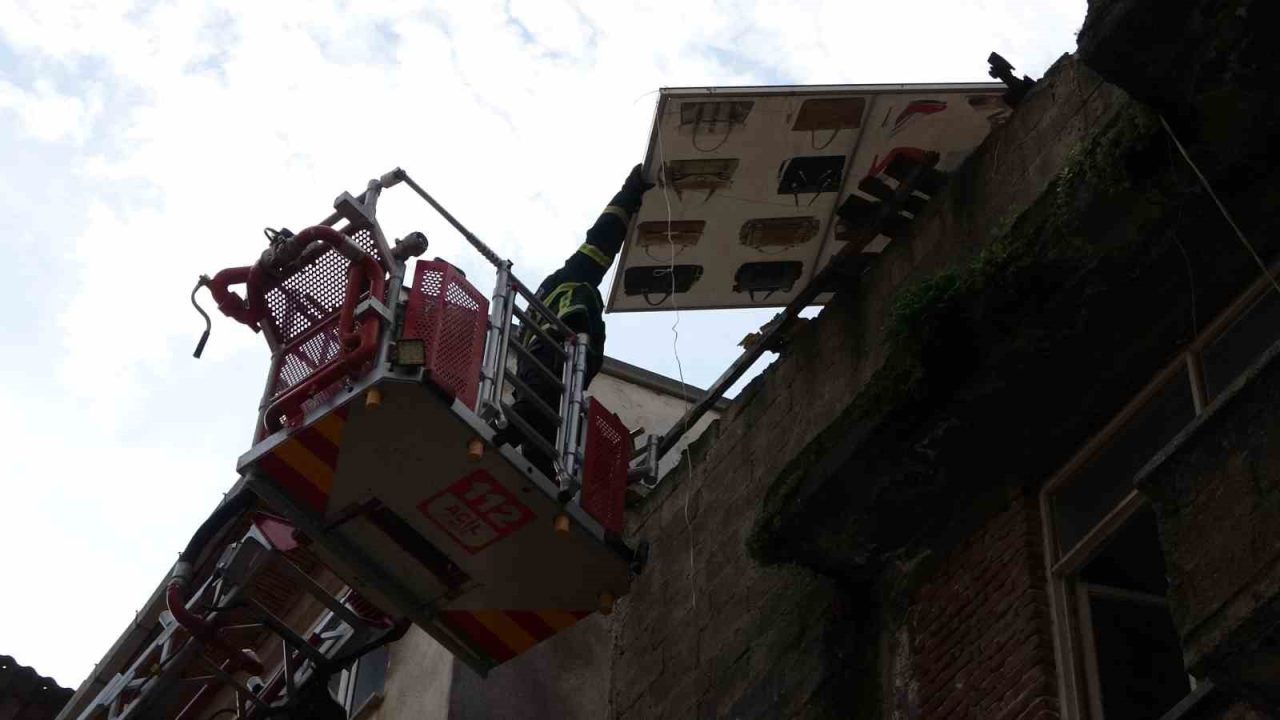 Ordu’da boş bir binanın çatı katından sarkan ve caddeye düşme