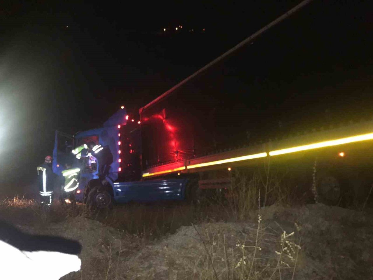 Kastamonu’nun Tosya ilçesinde yoldan çıkarak tarlaya devrilen tırın sürücüsü öldü.