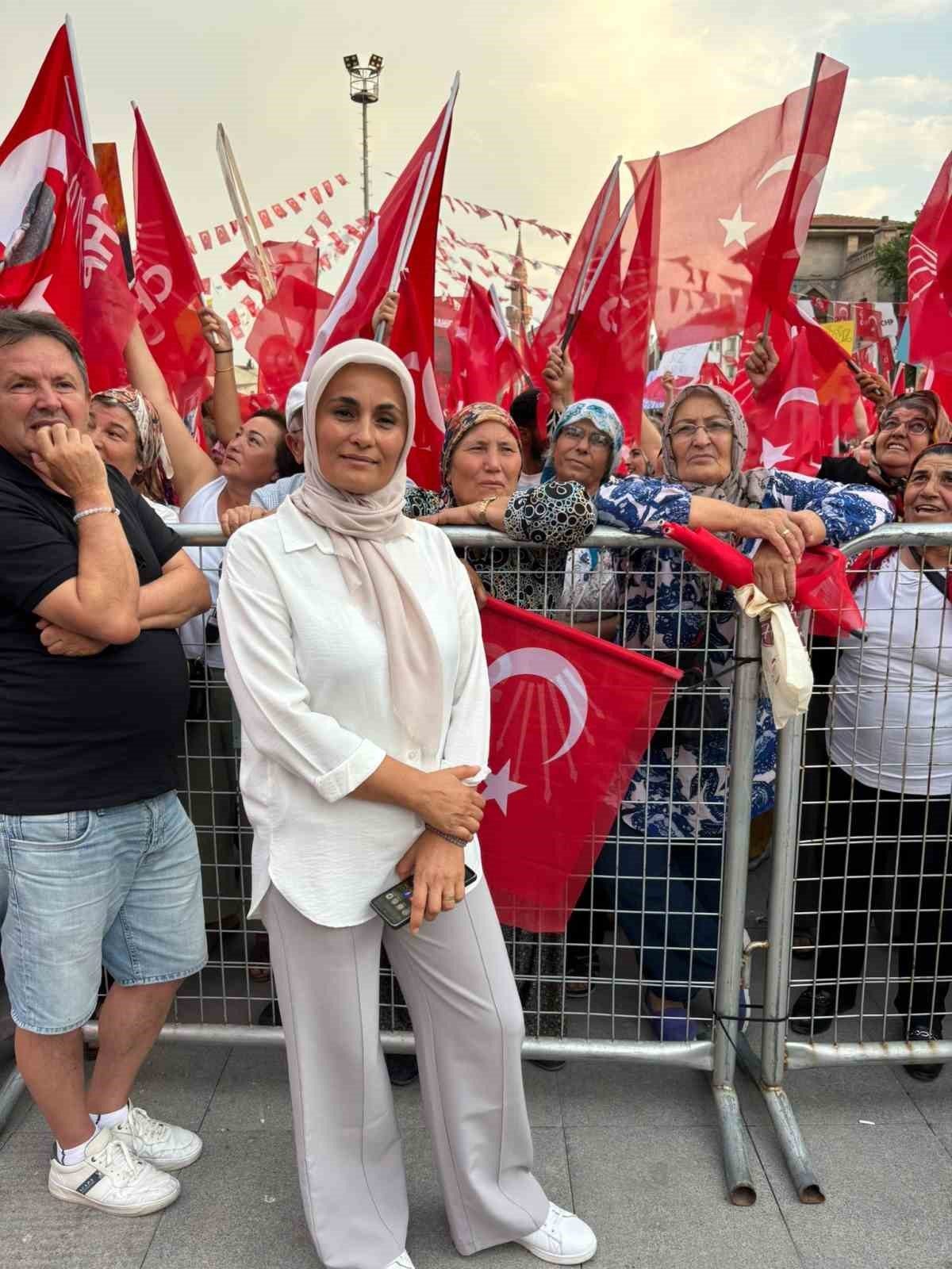 Cumhuriyet Halk Partisi (CHP) Aksu Kadın Kolları Başkanı Menzil Çakmak,