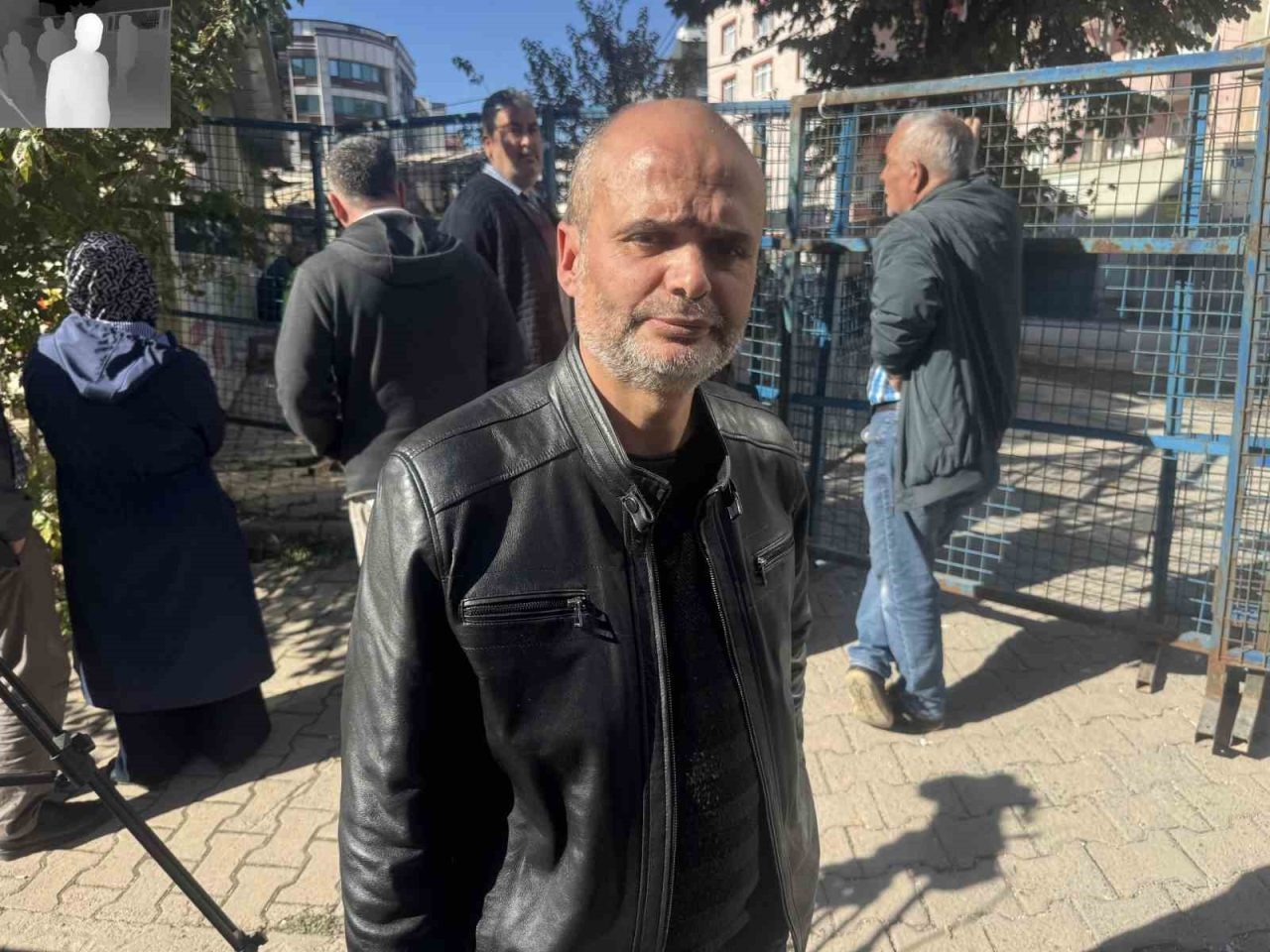 Kocaeli’nin Gebze ilçesinde 4 kişiye mezar olan binanın yanında oturan