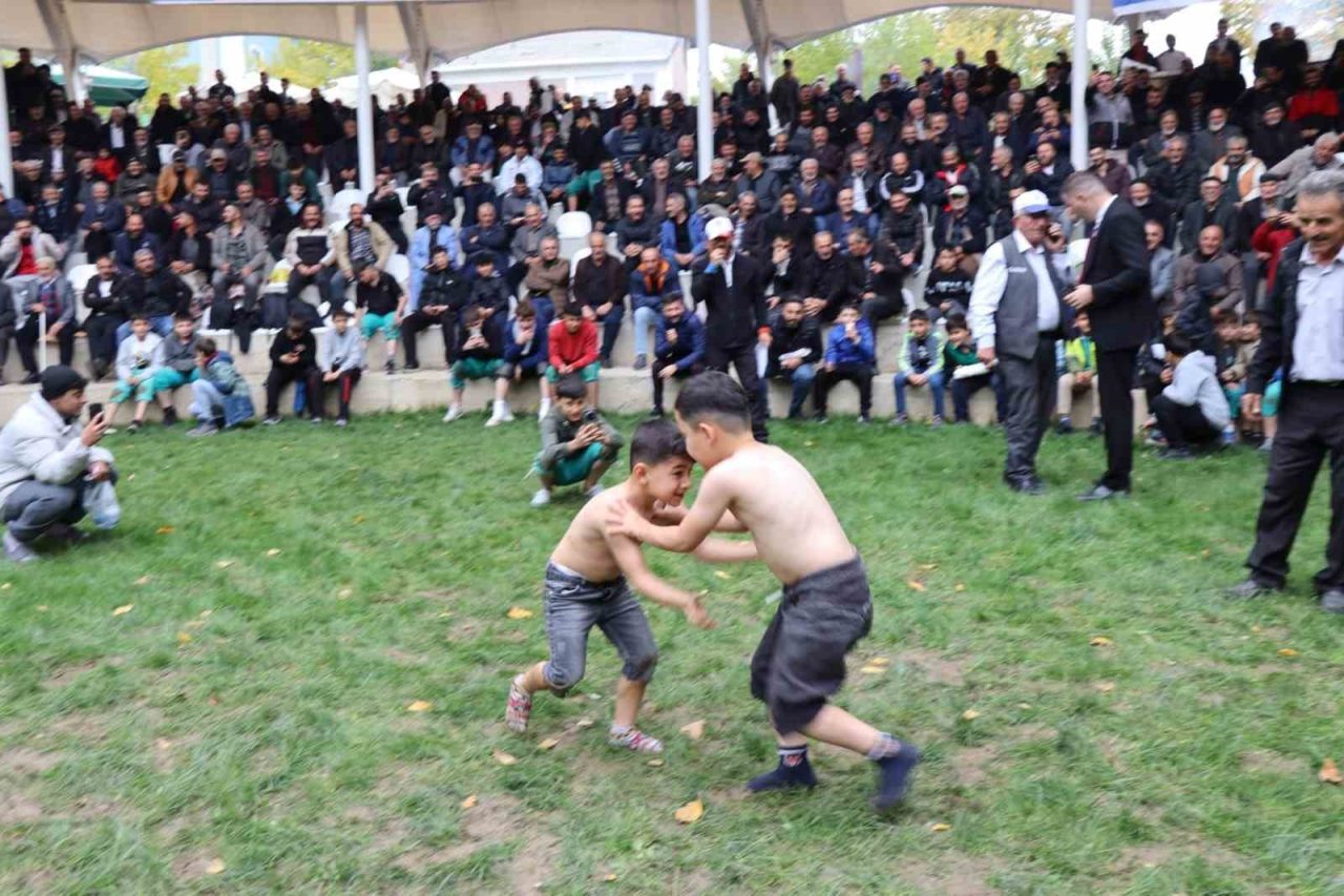 Erzurum’un Uzundere ilçesinde Cumhuriyet 102. Yıldönümü’nde onunla yaşıt olan 102