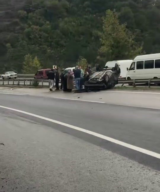 Sakarya’nın Serdivan ilçesi D-100 kara yolunda sürücüsünün kontrolünden çıkan otomobil