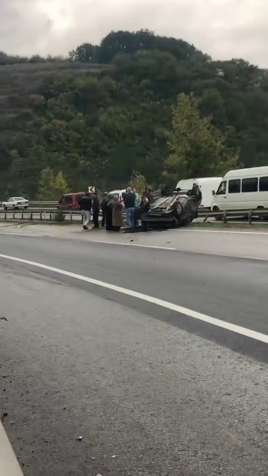 Sakarya’nın Serdivan ilçesi D-100 kara yolunda sürücüsünün kontrolünden çıkan otomobil