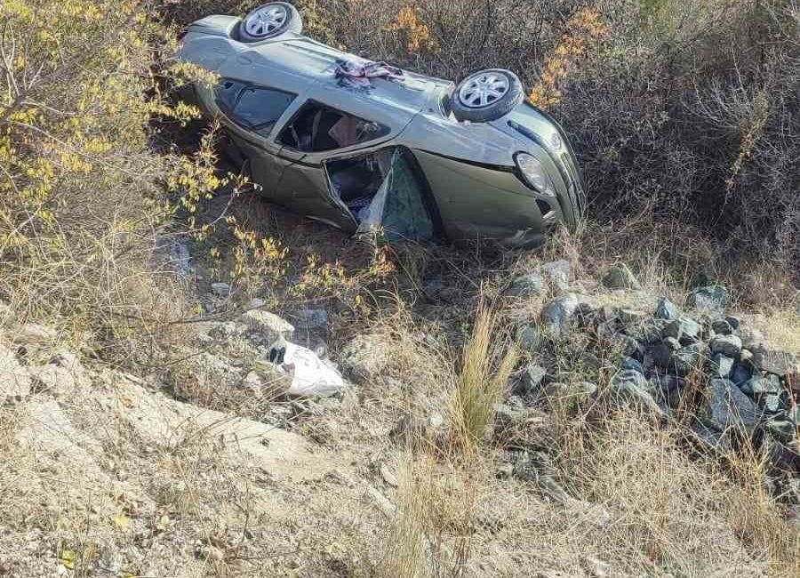 Kastamonu’nun Tosya ilçesi D100 bariyerlere çarparak şarampole yuvarlanan otomobildeki 2