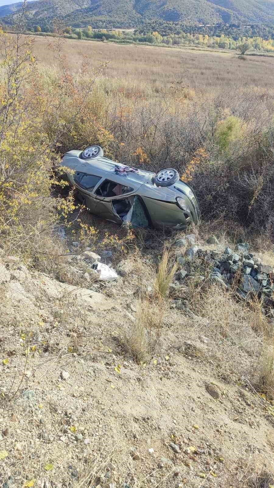 Kastamonu’nun Tosya ilçesi D100 bariyerlere çarparak şarampole yuvarlanan otomobildeki 2