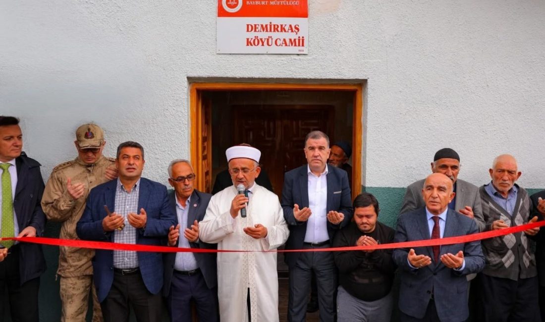 Bayburt merkeze bağlı Demirkaş köyündeki köy camisi, tamamlanan tadilat çalışmalarının