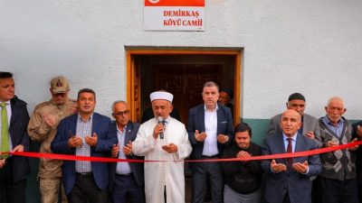 Bayburt merkeze bağlı Demirkaş köyündeki köy camisi, tamamlanan tadilat çalışmalarının