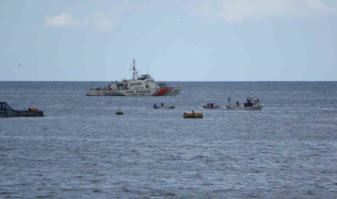 Trabzon’un Arsin ilçesinde bir balık çiftliği çalışanı şahsın teknesinin denizde