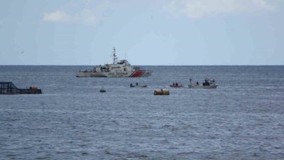 Trabzon’un Arsin ilçesinde bir balık çiftliği çalışanı şahsın teknesinin denizde