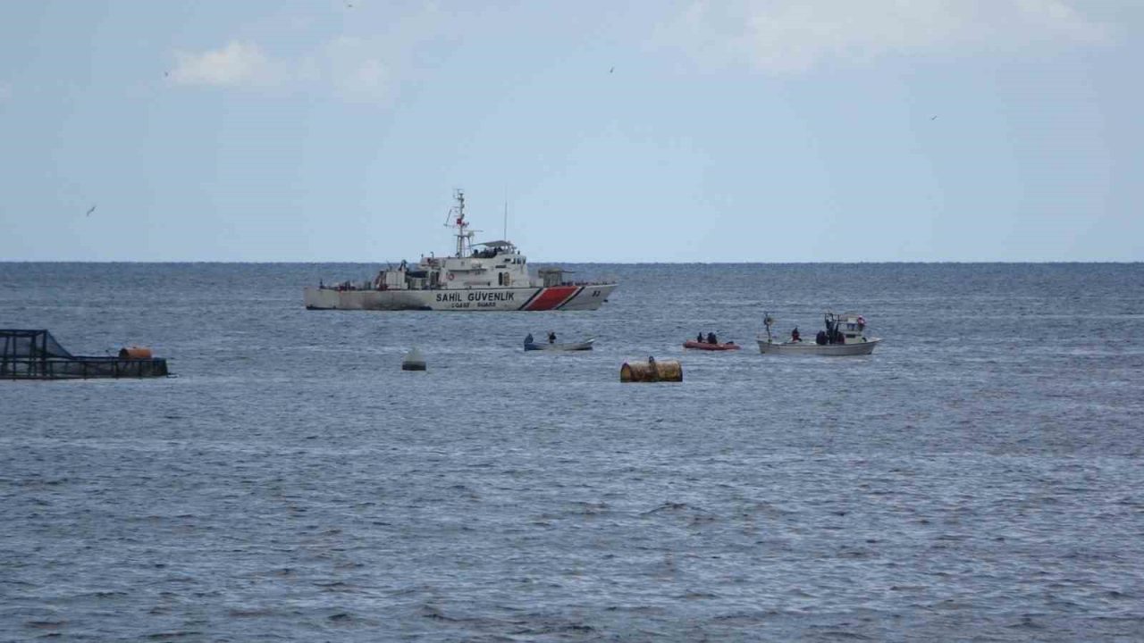 Trabzon’un Arsin ilçesinde bir balık çiftliği çalışanı şahsın teknesinin denizde