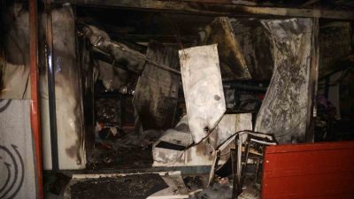 Hatay’da depremzede ailenin yaşadığı konteyner ev, alevlere teslim olarak yangında