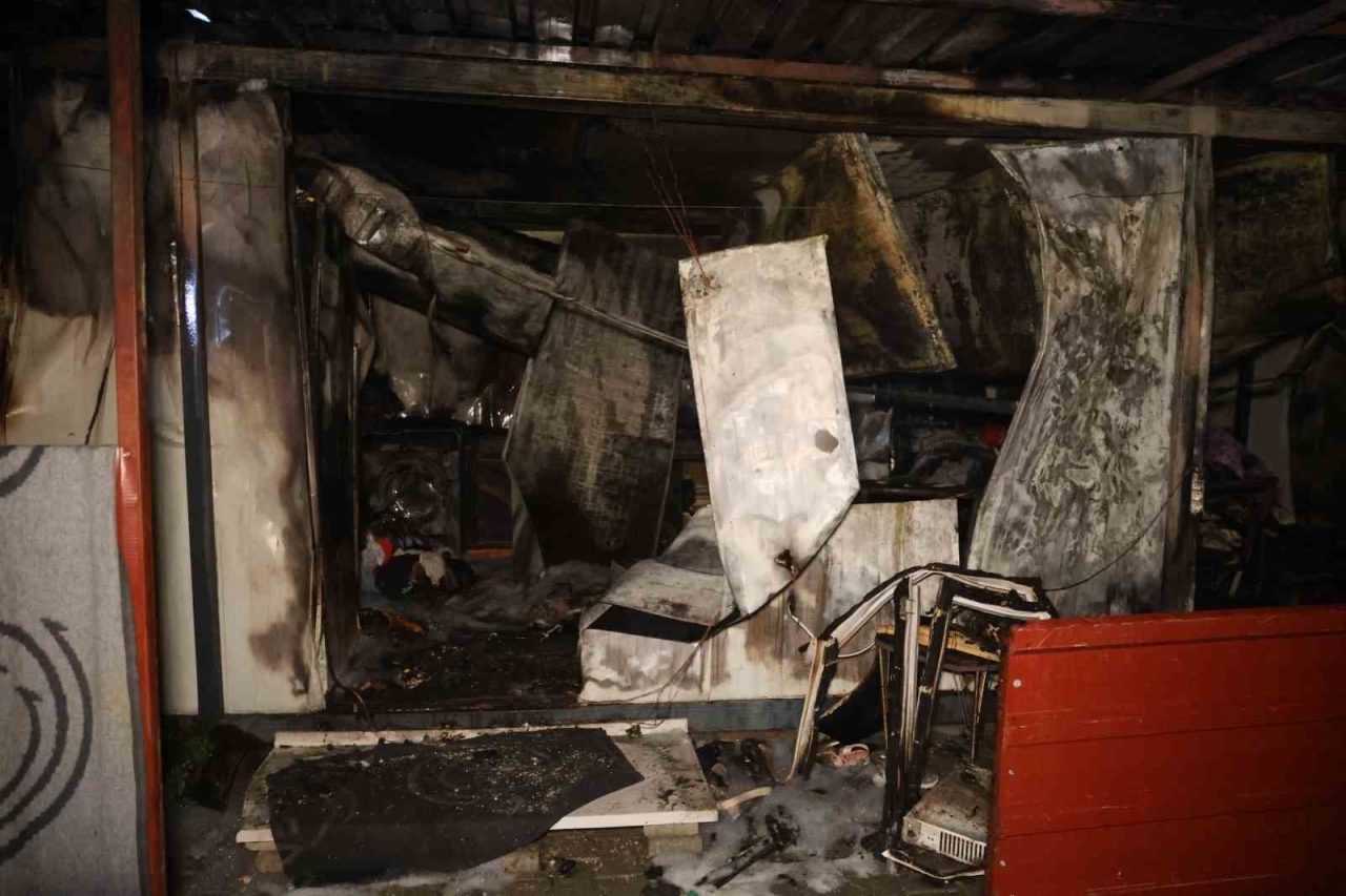 Hatay’da depremzede ailenin yaşadığı konteyner ev, alevlere teslim olarak yangında