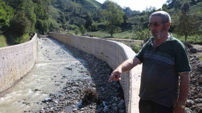 Rizeli çay müstahsili yapılan dere ıslahı nedeniyle geçemediği bahçesinde olan