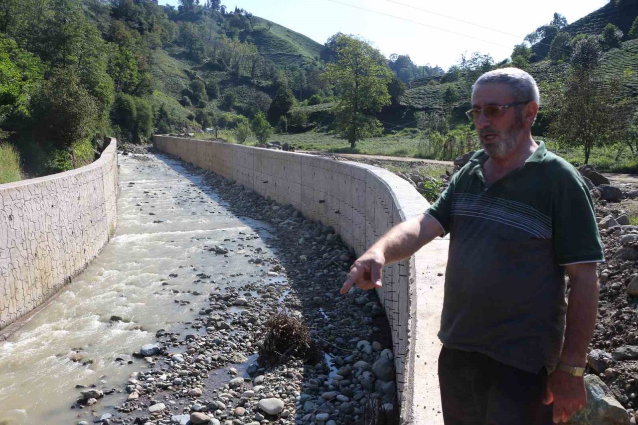 Rizeli çay müstahsili yapılan dere ıslahı nedeniyle geçemediği bahçesinde olan