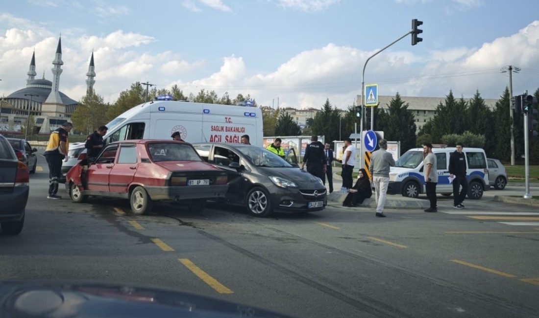 Sakarya’nın Adapazarı ilçesinde duble yolda iki otomobilin çarpışması neticesinde meydana