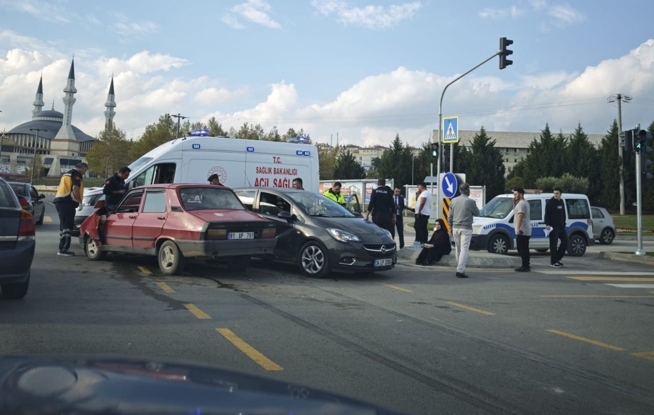Sakarya’nın Adapazarı ilçesinde duble yolda iki otomobilin çarpışması neticesinde meydana