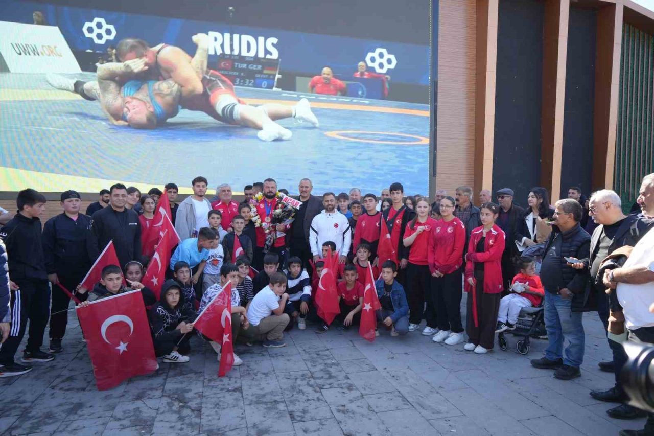 Erzincanlı milli güreşçi Serhat Sarıçiçek, 2025 Veteranlar Dünya Güreş Şampiyonası’nda