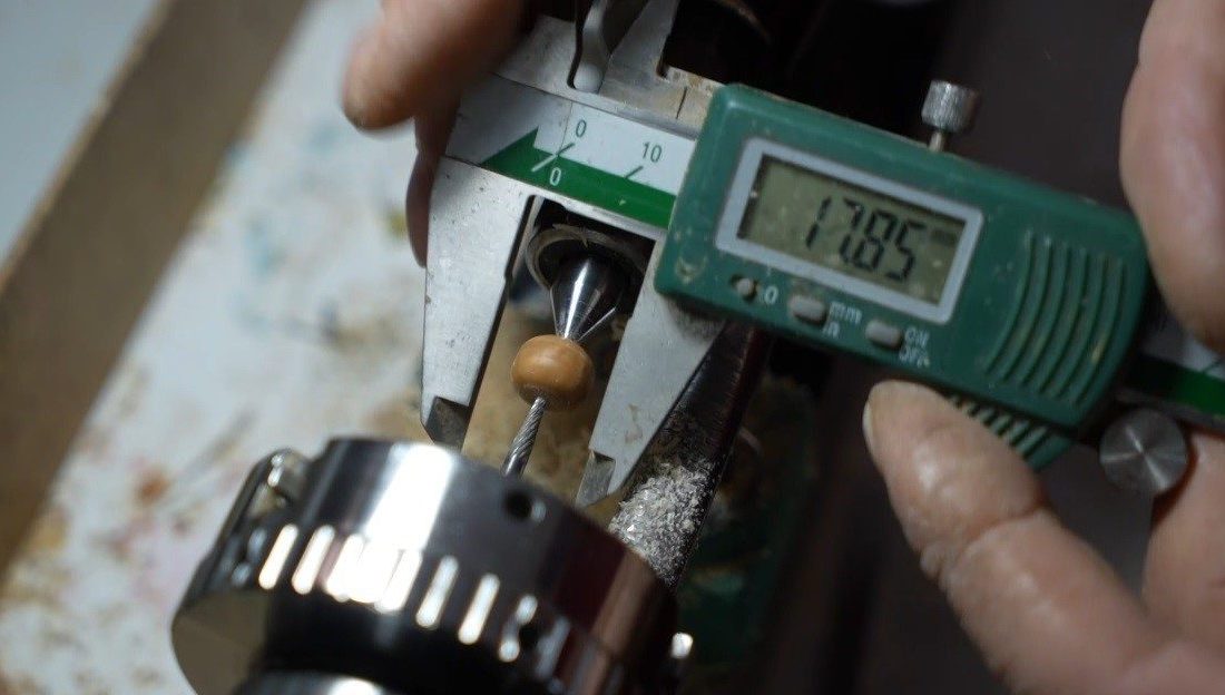 Erzincanlı tespih ustası Mehmet Aydın, Brezilya’da yetişen kuka ağacının meyvesini