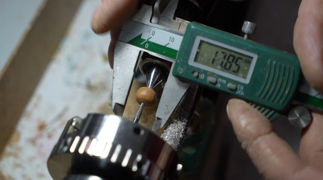 Erzincanlı tespih ustası Mehmet Aydın, Brezilya’da yetişen kuka ağacının meyvesini