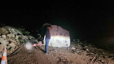 Kastamonu’nun Cide ilçesinde, düşen dev kaya sebebiyle iki şehri birbirine