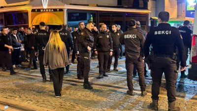 Kocaeli’nin İzmit ilçesinde alkollü eğlence mekanında çıkan ve caddeye taşan