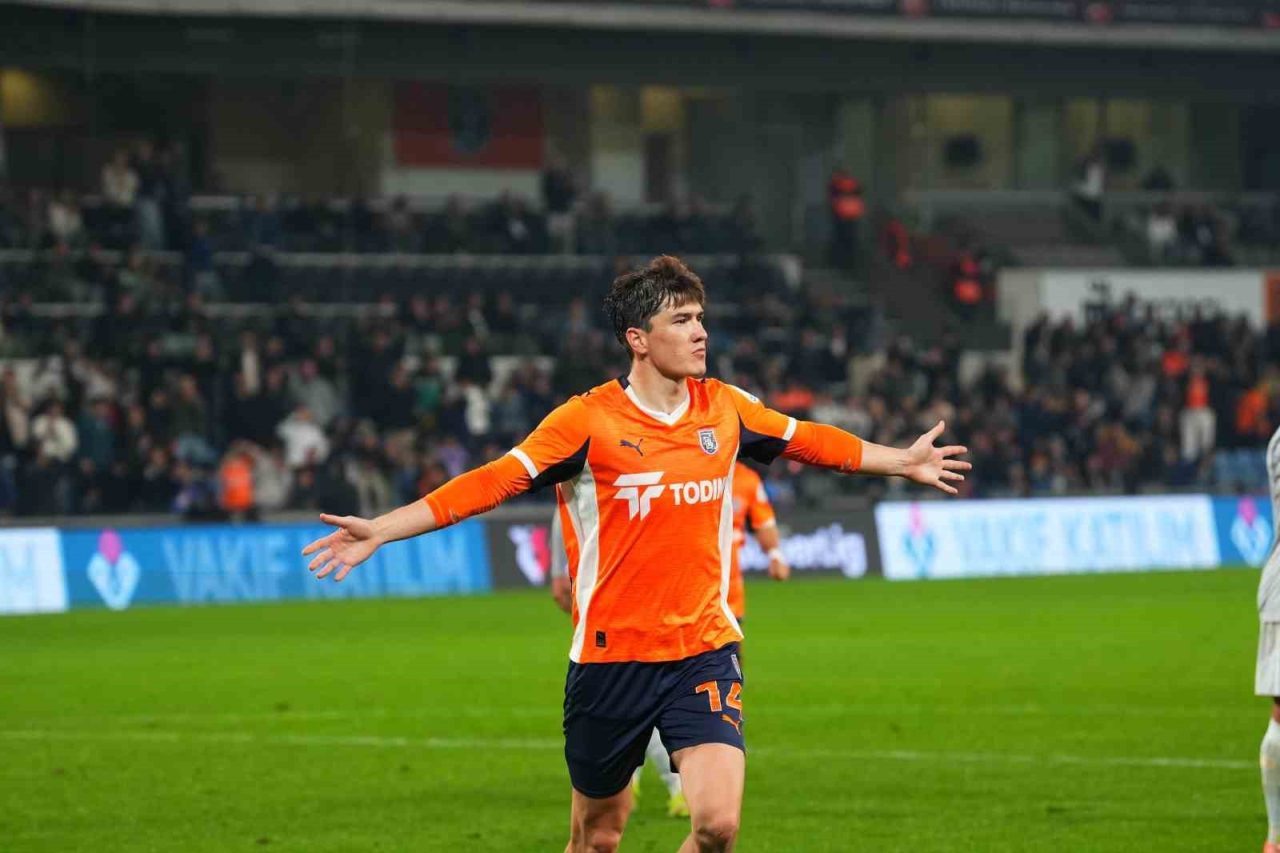 Başakşehirli Eldor Shomurodov, Kocaelispor karşısında 90+1. dakikada penaltıdan fileleri havalandırarakk