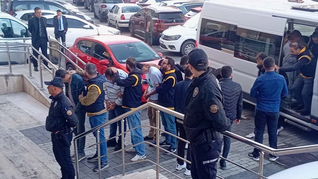 Zonguldak’ta emekli bir maden işçisini, kendilerini avukat olarak tanıtıp hakkında