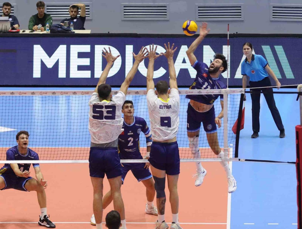 Erkekler Voleybol 1. Ligi 3. hafta karşılaşmasında Arkas Spor, sahasında