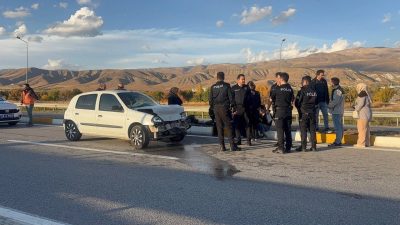 Erzincan-Sivas kara yolu Gümüşhane kavşağında meydana gelen trafik kazasında 2