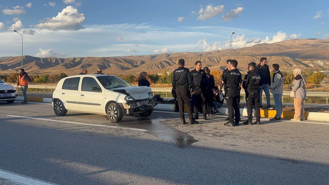 Erzincan-Sivas kara yolu Gümüşhane kavşağında meydana gelen trafik kazasında 2