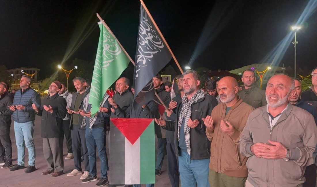 Erzincan’da vatandaşlar, Sumud Filosu’na yapılan saldırı sonrası Cumhuriyet Meydanı’nda toplanarak