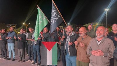 Erzincan’da vatandaşlar, Sumud Filosu’na yapılan saldırı sonrası Cumhuriyet Meydanı’nda toplanarak