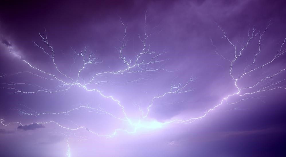 Erzincan’da etkili olan sağanak yağış sırasında gökyüzünü aydınlatan şimşek ve